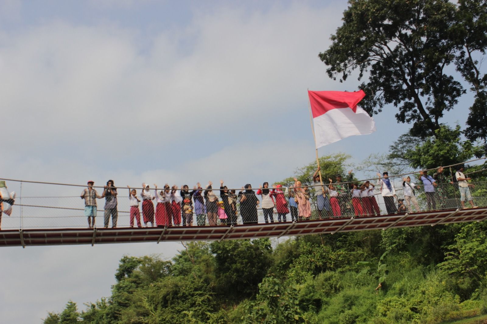 Pak Kades Kutamendala Menangis di Ujung Jembatan Merah Putih