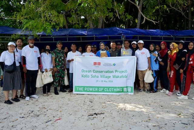 Uniqlo Berkontribusi dalam Konservasi Laut, Lakukan Aksi Bersih Pantai dan Edukasi Sampah untuk Masyarakat di Wakatobi