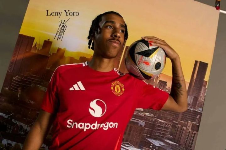 MU Resmi Rampungkan Transfer Bek 18 Tahun Leny Yoro dari Lille