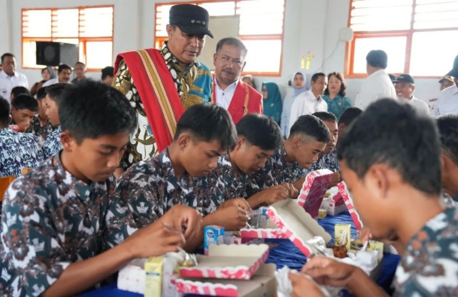 Pj Gubernur Sulbar Lakukan Uji Coba Makan Gratis di SMK 1 Mamasa