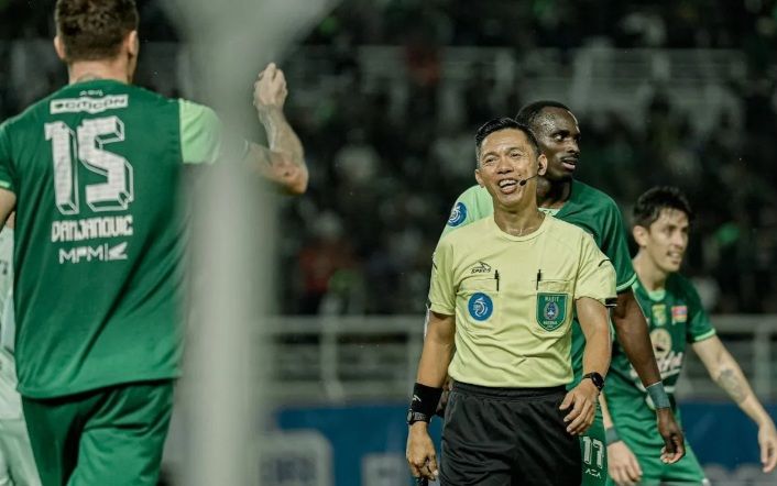 Persebaya Kritik Wasit Lapangam dan VAR yang Kurang  Jeli