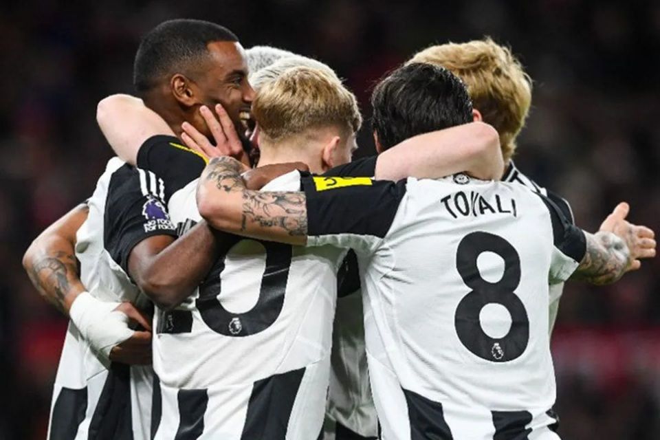 Liga Inggris 2024/2025:  Newcastle Permalukan Manchester United dengan Skor 2-0