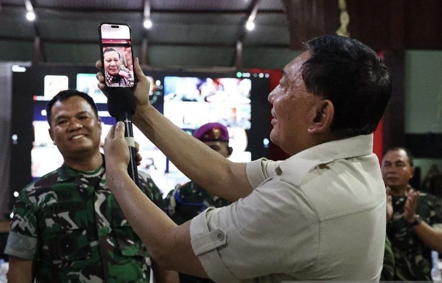 Presiden Prabowo  Sapa Prajurit Bertugas di Papua Saat Perayaan Tahun Baru