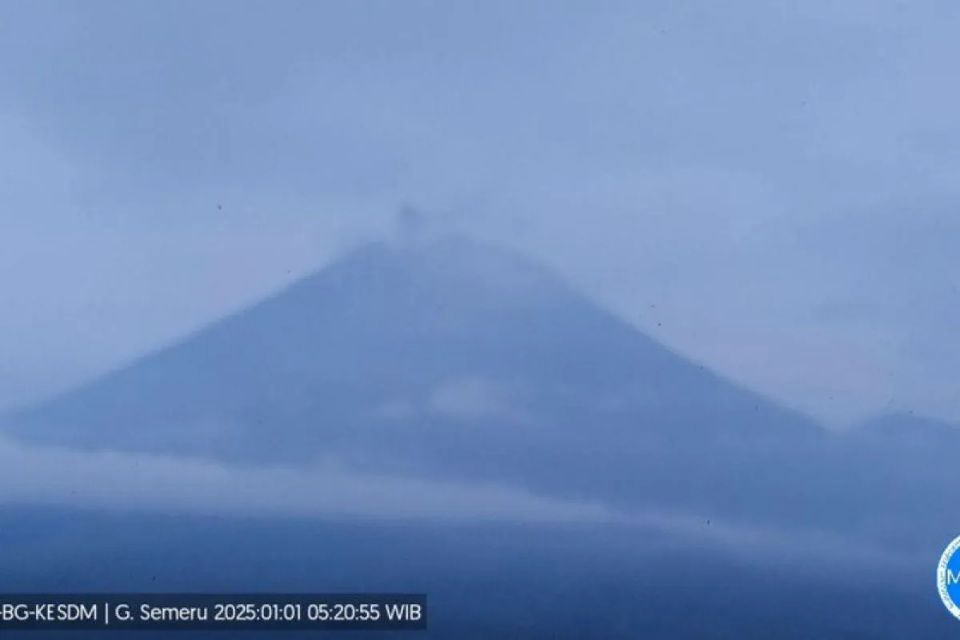 Diawali Tahun 2025, Gunung Semeru Erupsi 10 kali