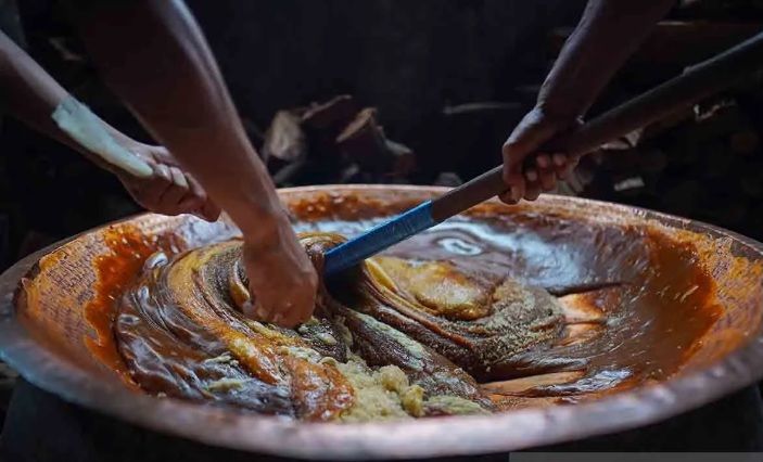 Produksi Dodol Betawi untuk Tradisi Rantangan Saat Lebaran