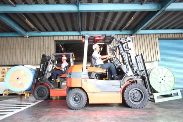 Penggunaan E-Forklift Mampu Tekan Emisi Karbon hingga 17-Ton CO2 per Bulan