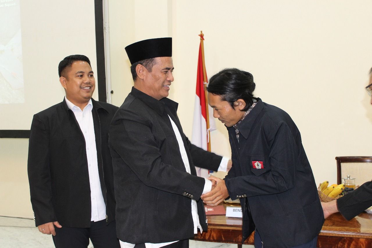 Andi Amran Sulaiman Pakaikan Jas KKSS ke Agam Rinjani, Sinyal Kuat Rangkul Anak Muda