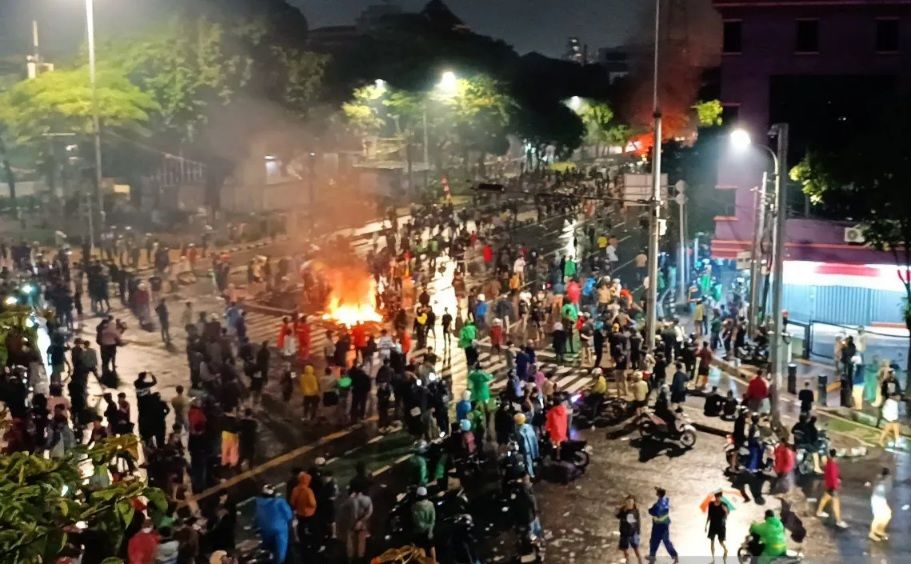 Hingga Dini Hari, Massa Masih Kepung  Mako Brimob Kwitang