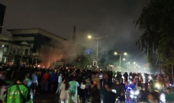 di Jalan Otista, Plang Rambu Lalu lintas Jadi Sasaran Demonstran