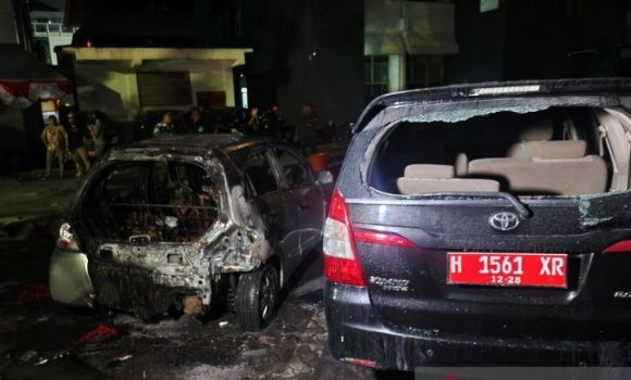 di Kantor Gubernur Jateng, Massa Anarkis Bakar Sejumlah Mobil
