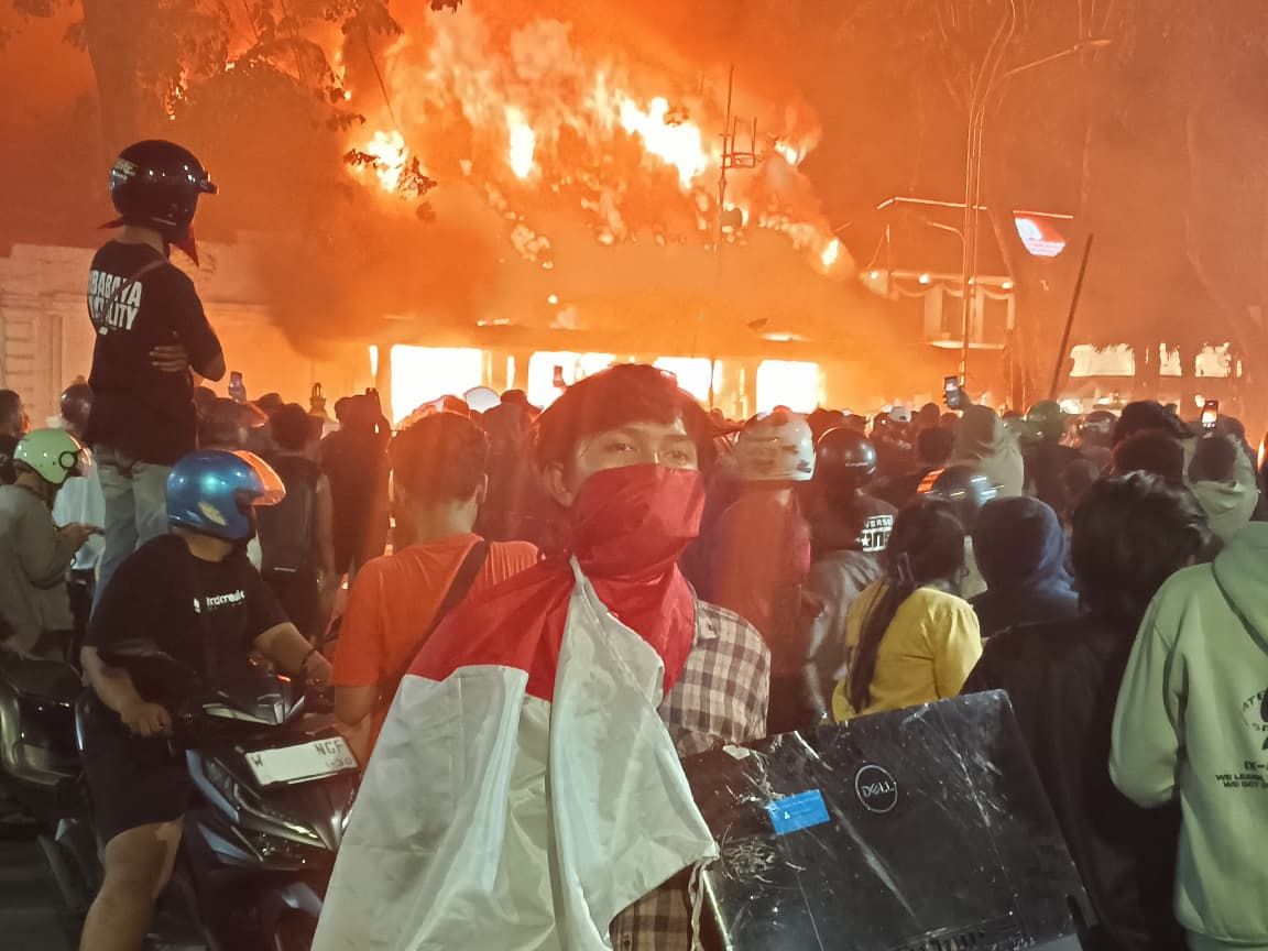 Surabaya Kembali Mencekam, Gedung Grahadi Dibakar Massa