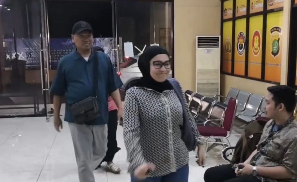Anggota DPR Nonaktif Uya Kuya dan Astrid Datangi Polres Metro Jaktim