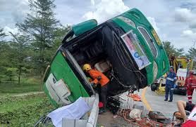Bus Terguling, Empat Penumpang Tewas