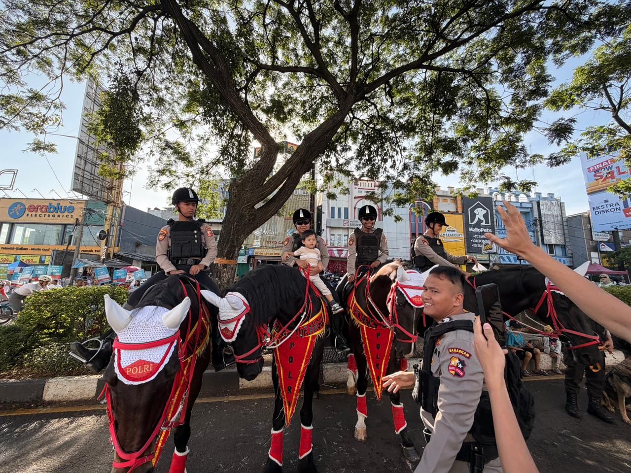 Patroli Berkuda Den Turangga Baharkam Polri di CFD Depok