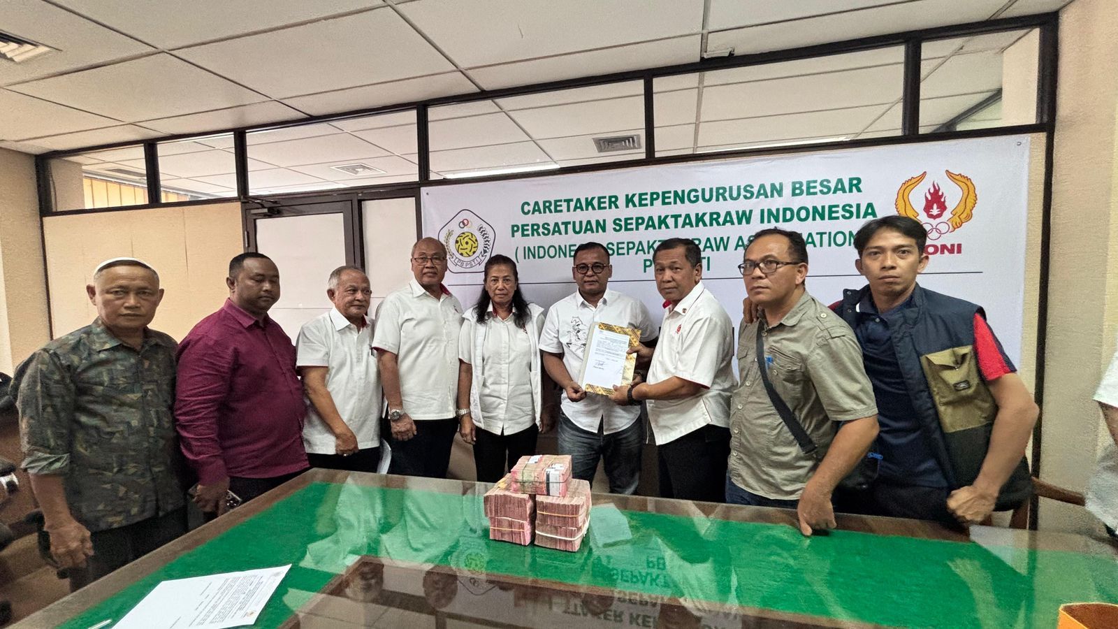 Rudianto Manurung Serahkan Berkas Calon Ketua Umum PB.PSTI ke KONI Pusat