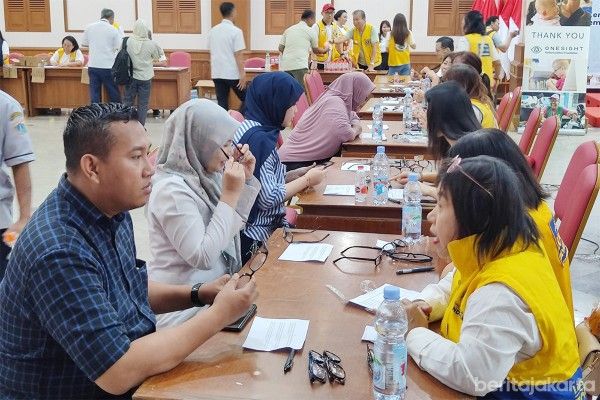 Peduli Mata, Karang Taruna dan Lions Club Bagikan Ribuan Kacamata Gratis