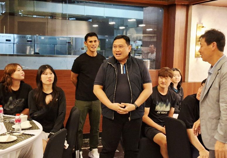 Hangatkan Sinergi Indonesia–Korea, Ketum PESTI Jamumakan Malam Peserta Training Camp Soft Tennis