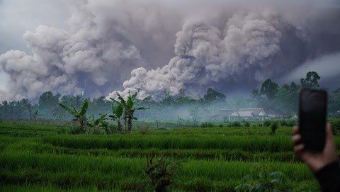 Gunung Semeru Erupsi, Awan Panas Meluncur Sejauh Lebih dari 5 Km