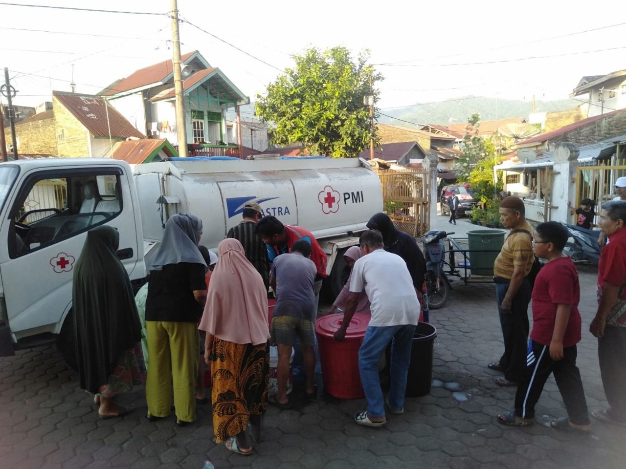 PMI Distribusikan 250 Ribu Liter Air Bersih  bagi Warga Terdampak di Kota Padang