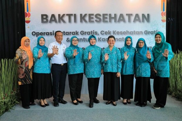 Peringati Hari Ibu, Pemprov DKI Bantu 110 Pasien Operasi Katarak dan Bagikan 3400 Kacamata Gratis 