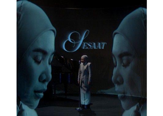Penyanyi Asal Malaysia Aina Abdul Rilis Single 'Sesaat', Sebuah Perjalanan Jiwa Lewat Masa Penuh Refleksi