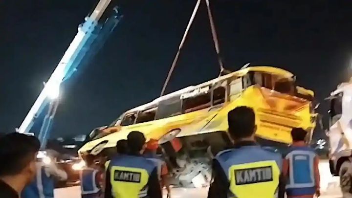Kecelakaan Maut: Bus Cahaya Trans Terbalik di Exit Tol Krapyak, 15 Tewas