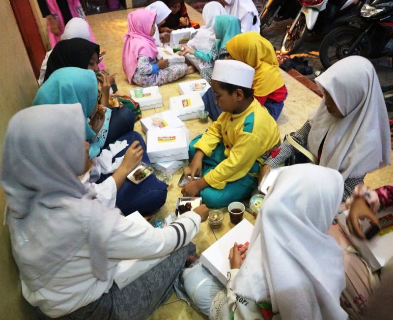 Grand Dafam Surabaya; Rangkul Anak-Anak Yatim & Dhuafa