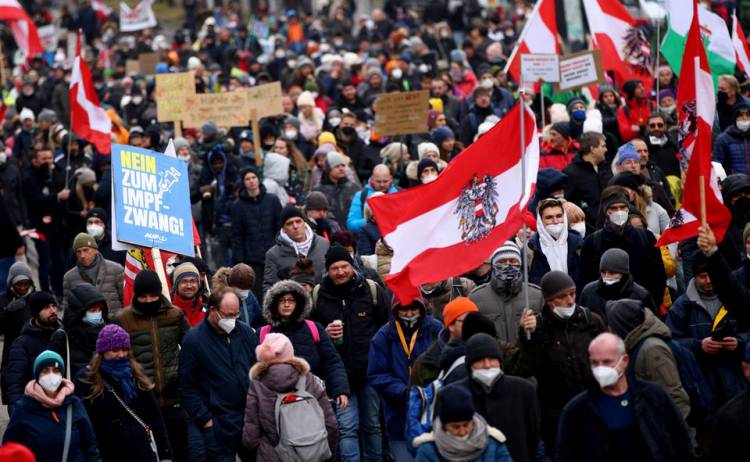 Puluhan Ribu Orang Berunjuk Rasa Menentang Pembatasan COVID di Eropa