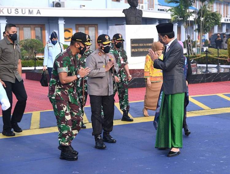 Presiden Jokowi Sarungan, Mau Kemana?