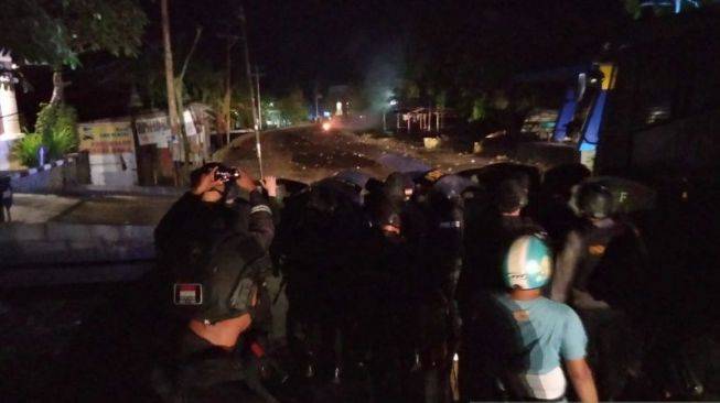 Polisi Tembakkan Gas Air Mata Bubarkan Massa Blokir Jalan di Kota Sorong