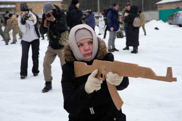 Anak-anak dan Nenek Ikut Berlatih Tempur di Ukraina