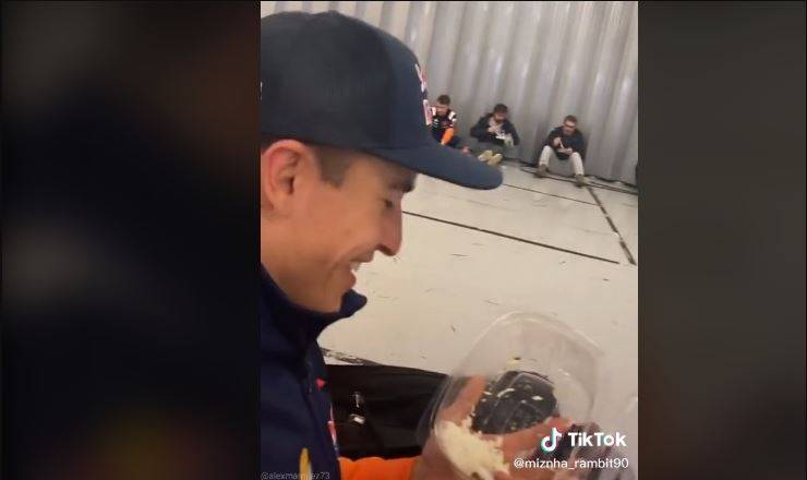 Viral Video Marc Marquez Makan Nasi Kotak dengan Lahap