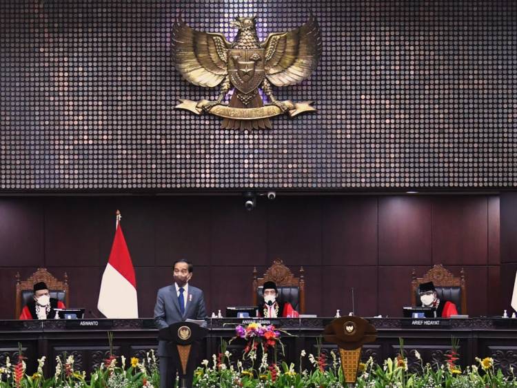 Terima Laporan Tahun 2021 dari MK, Presiden Jokowi Apresiasi Langkah Peradilan Digital saat Pandemi