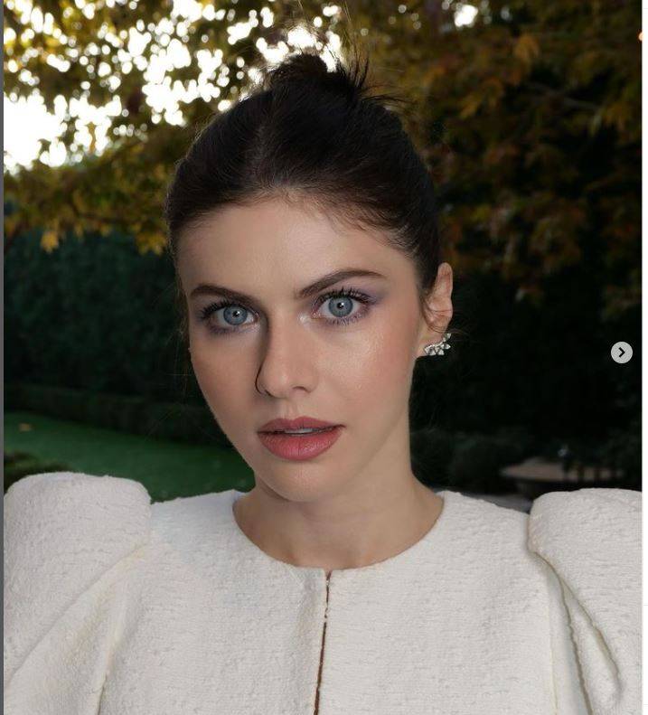 Pria Bersenjata Api Ditangkap di Depan Rumah Alexandra Daddario