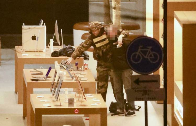 Sandera Pria Bersenjata di Toko Apple Amsterdam Dipuji