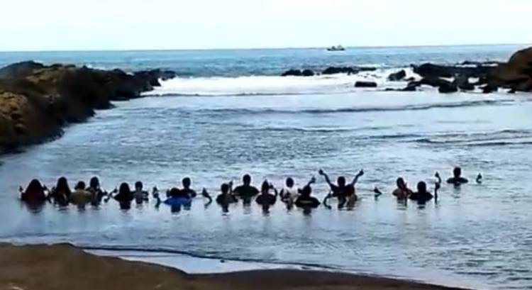 Ritual Warga di Pantai Watu Ulo Dibubarkan Polisi