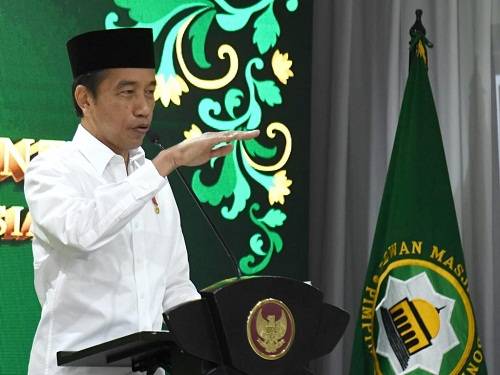 Presiden Jokowi, Gemari Peci Buatan Santri di Batang 