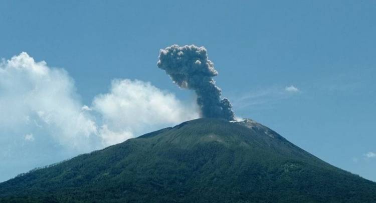 PVMBG : Gunung Ili Lewotolok Erupsi