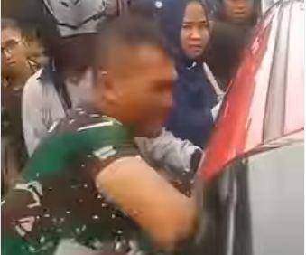 Video Viral, Aksi Anggota TNI Selamatkan Bayi yang Terkunci di dalam Mobil