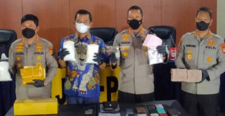 Polda Metro Jaya Tampilkan Sejumlah Barang Bukti yang Melibat Irjen Polisi Teddy Minahasa
