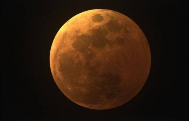 Gerhana Bulan Total  Terekam di Ternate
