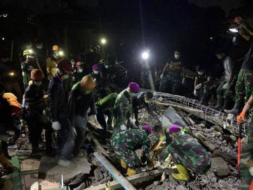 Bocah Tertimbun Beton, Satgas TNI AL Peduli Cianjur Berhasil Evakuasi