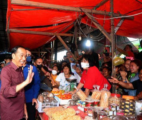 Tampil Beda, Presiden Jokowi Kenakan Kemeja Merah Saat Kunjungan Kerja di Sulut