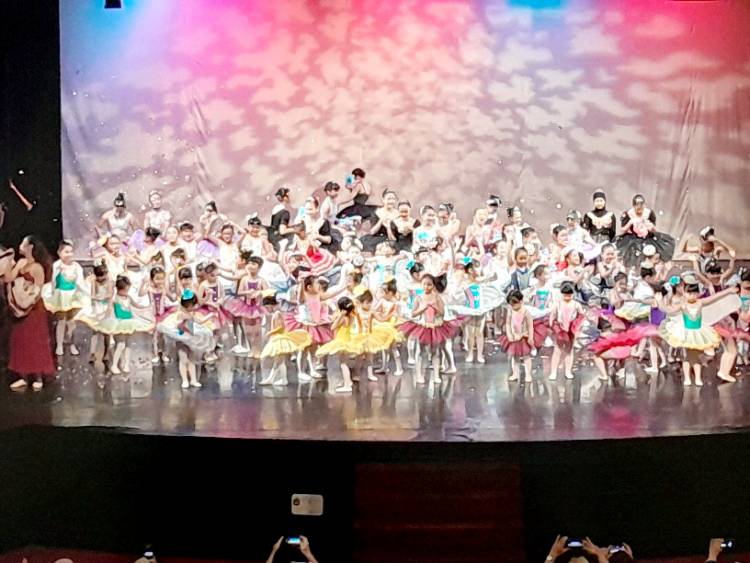 Pagelaran  Seni  'Berderak Menuju Puncak'  Bersama On Point Ballet School di Gedung Kesenian Jakarta 