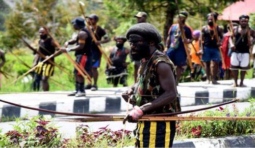 Warga Papua Gunakan Panah dan Busur Bantu TNI-Polri Perangi KKB Teroris