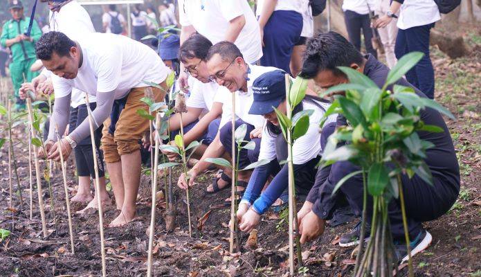 Dukung Pelestarian Lingkungan Lewat Islands Hackathons 2023 & Penanaman Bakau