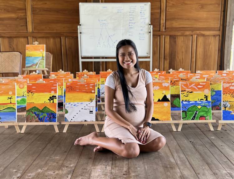 Masih Tetang Art, Migi Rihasalay Buka Kelas Melukis di atas Kanvas di Kampung Joglo Tanjung Lesung