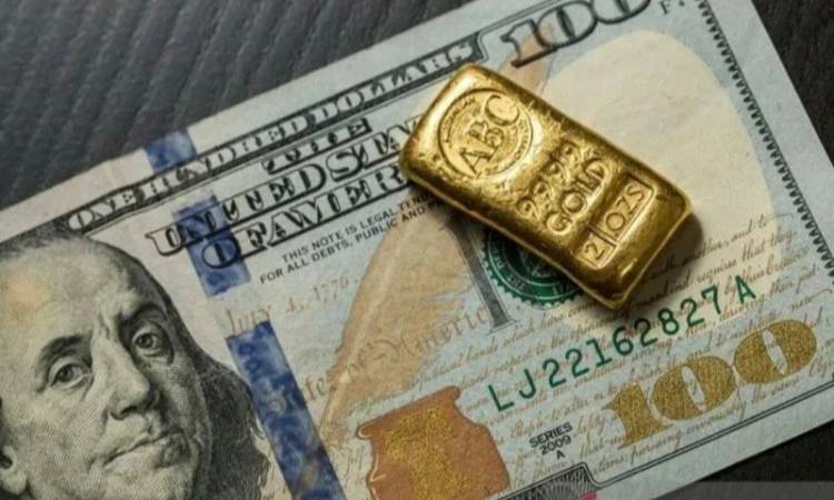 Dollar Melemah, Emas Naik Menghentikan Penurunan 9 Sesi Beruntun 