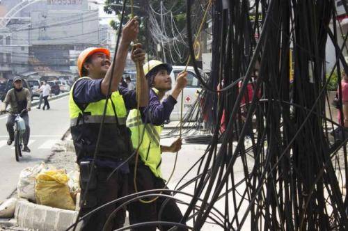 Kabel Semrawut di Tebet Dirapikan Antisipasi Kecelakaan