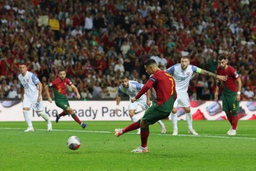 Cetak 2 Gol di Laga Timnas Portugal vs Slovakia, Cristiano Ronaldo Tinggalkan Lionel Messi di Level Internasional! 